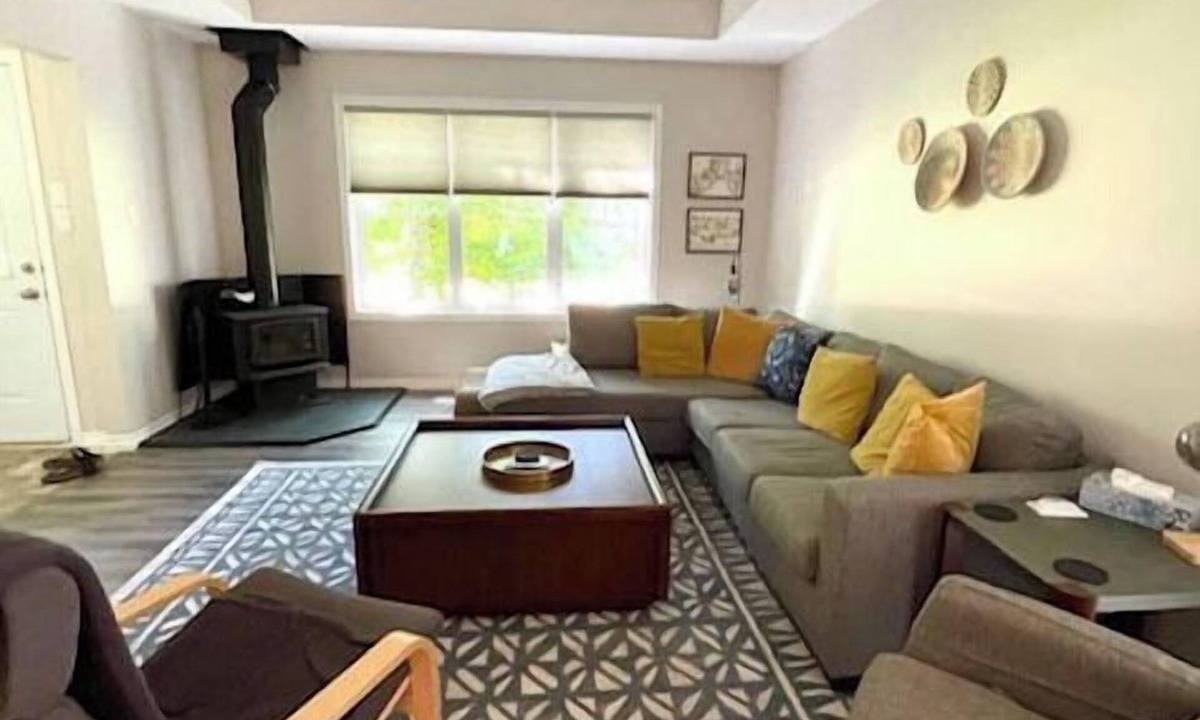Dunnottar Cottage | Spring bird watching cozy getaway with a wood burning stove. Close to the lake