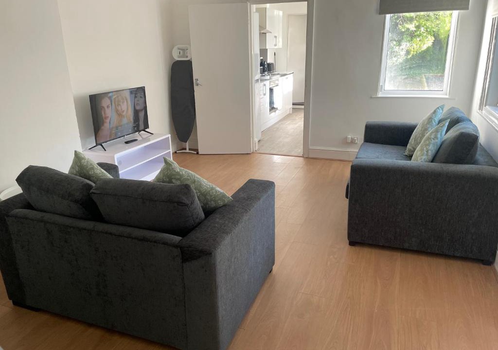 Portswood Apartment | Spring Crescent Apartments - 2 Bed with Garden & Parking, Sleep 6