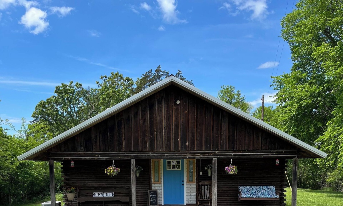 Powell Cabin | SPRING DISCOUNT Charming 3 bedroom log cabin near Bella Vista Ar. Private