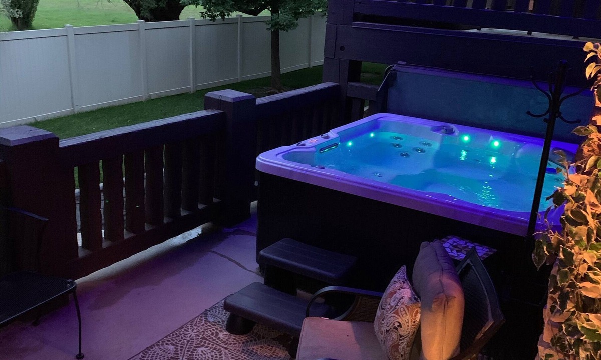 Ogden Condo | Spring Extreme Special! Snowbasin Lakeside Romantic Getaway. Hot Tub, Garage.