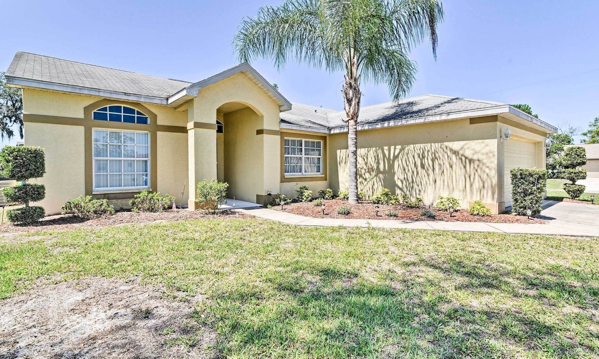 Spring Hill House | Spring Hill Home w/Lanai - Minutes to Beaches