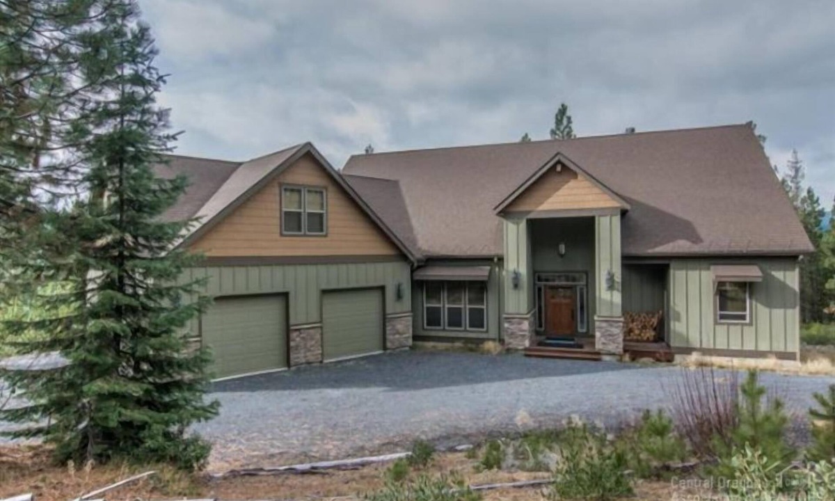 Crescent Cabin | Spring is in the air and summer is fast approaching! Book your summer get away!