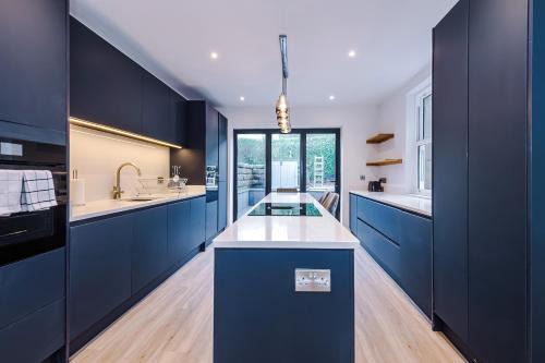 Harrogate House | Spring Mount - 3 Bedrooms - Close to Convention Centre