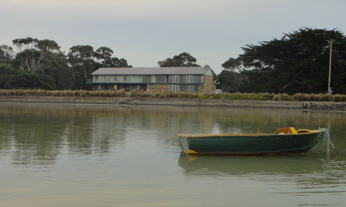 Robertsons Beach Cabin | Spring promotion 8% off for Winter bookings. Contact us for details.