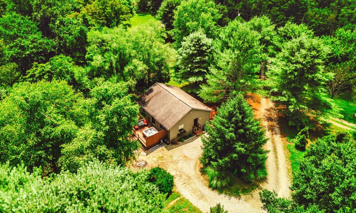 Rockbridge House | Spring Retreat | King Bed | Hot Tub | Forest Views