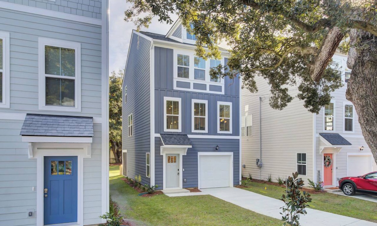 North Charleston House | Spring Sales! Large and Modern Home, 5 min to Park Circle, Pet Friendly