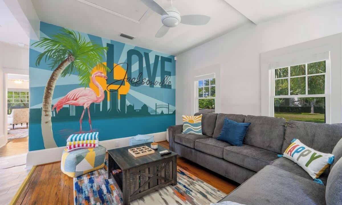 Urban Core House | "Springfield Bungalow" Hot Tub, Golf, Grill
