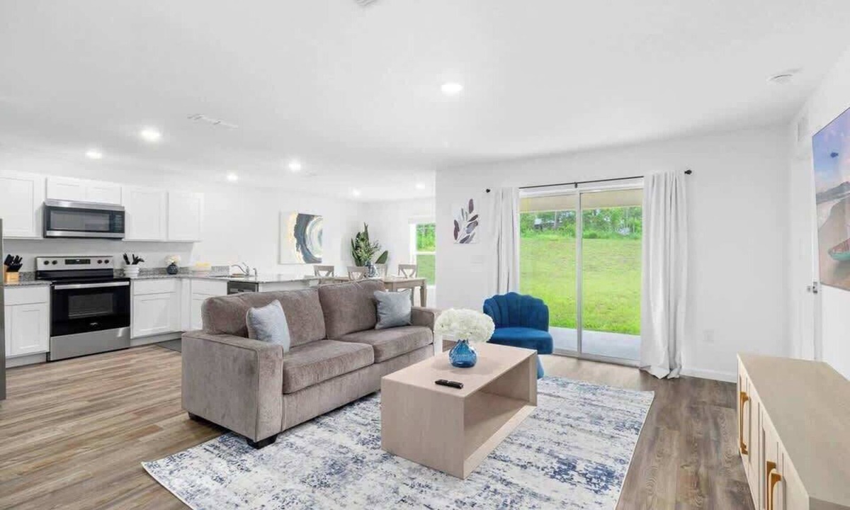 Spring Hill House | Springhill Retreat! 3 Bed, 2 Bath!