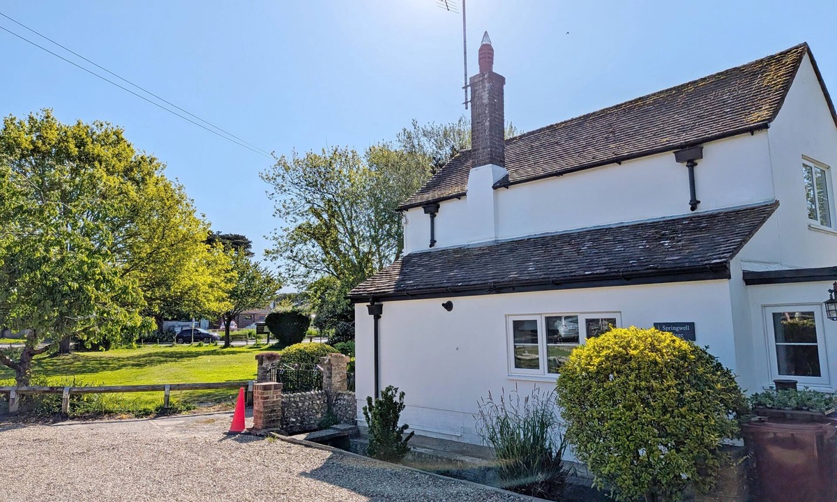 West Wittering Cottage | Springwell , West Wittering - a cottage that sleeps 4 guests in 2 bedrooms