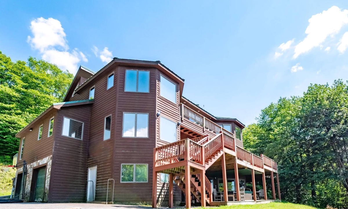 Old Timberline House | Spruce Lodge - 1465 Mountainside Rd Spruce Lodge - Easy Access to Dolly Sods, Lake Access, Pet Friendly, Hot Tub