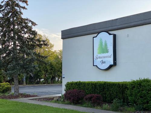Elyria Hotel | Sprucewood Inn