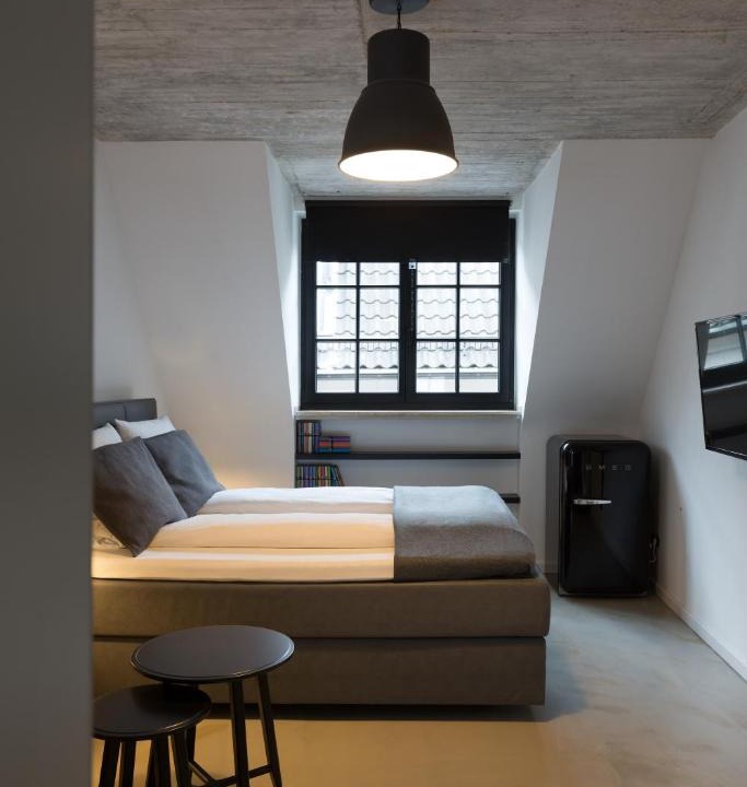Dusseldorf Old Town Apartment | Square Rooms 8