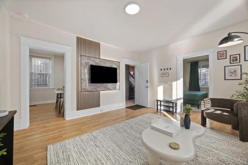 Squirrel Hill South Apartment | Squirrel Hill Chic Spacious 1BR Parking Gym