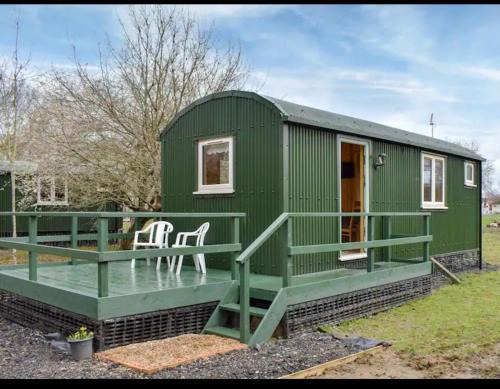 Five Oak Green Cabin | Squirrels-oaks