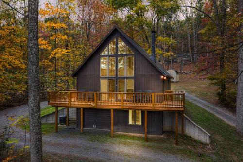 Berkeley Springs Ski Chalet | Sqyrls Nest - Hot Tub, Pet Friendly, Screen Porch, Grill, Wifi, Fire Pit, Deck, View, Family Friendly, Game Room, Shuffle Board, Wood Stove