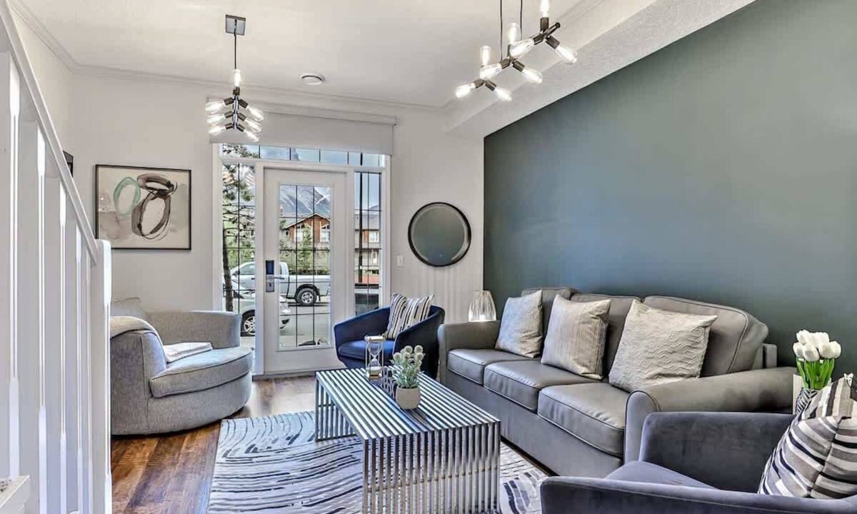 Canmore House | SSR Heracles|Private Entry|Panorama View|Pool|2BR (BL# RES-10590)