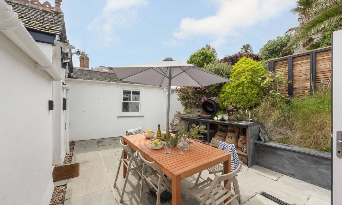 Mousehole Cottage | St Clements Cottage - Free WiFi - Outdoor kitchen and shower - Wood Burner