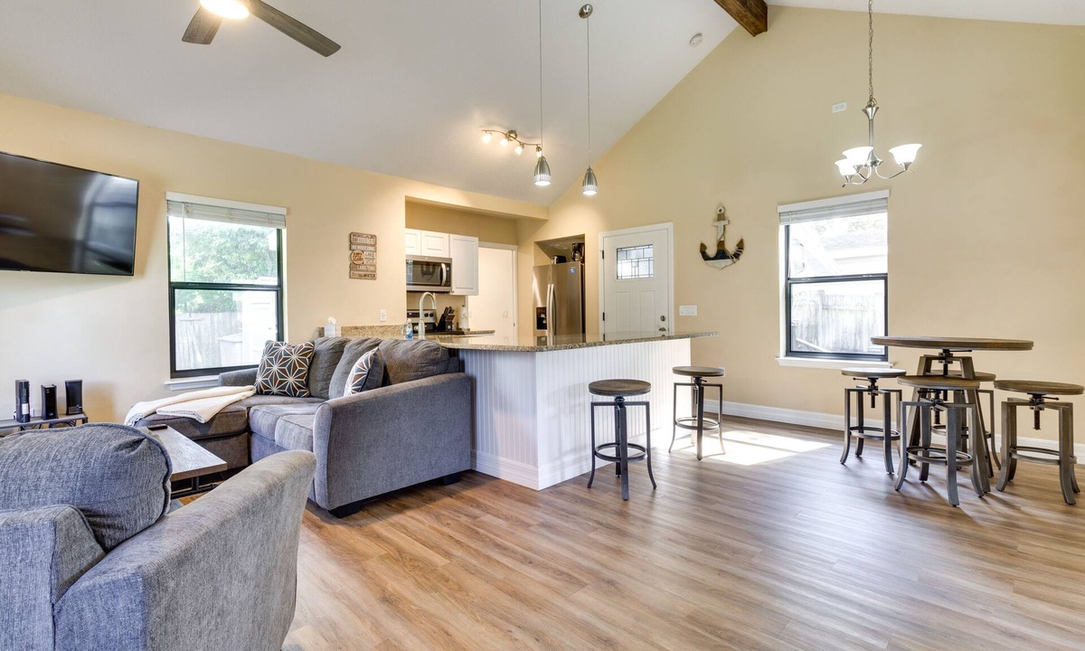 St. Cloud House | St Cloud Vacation Rental - Walk to Lakefront Park!