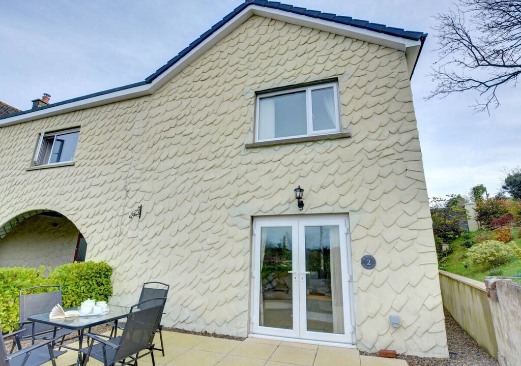 Wiseman's Bridge Apartment | St Helens Apartment 2 is in a great central location for many of Pembrokeshire's major attractions,