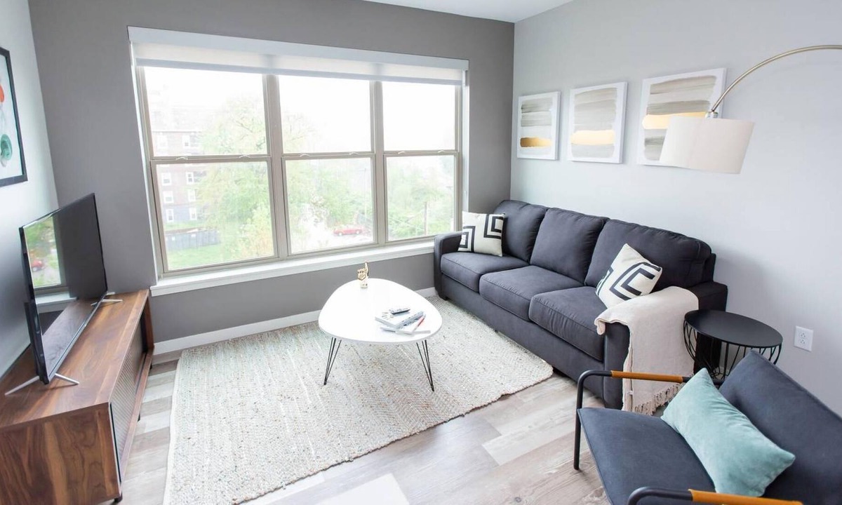 DeBaliviere Place Apartment | St Louis Luxurious 2BD 2BA Forest Park Apartment