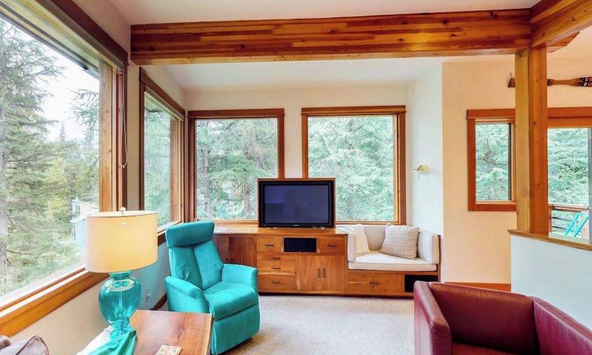 Alyeska House | St Moritz Compound | Hillside Estate | Sleeps 10