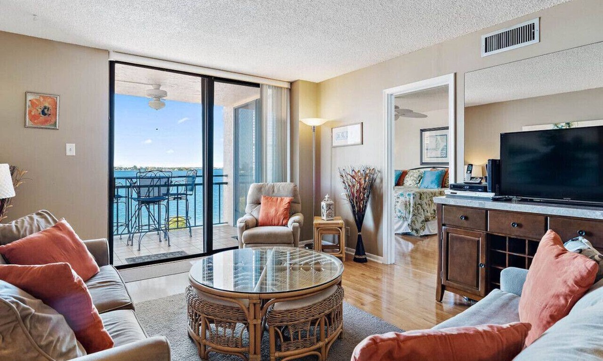 Casa del Mar Condo | St Pete Isla Casa B-507 1/1-1/2 Bath Beautiful!