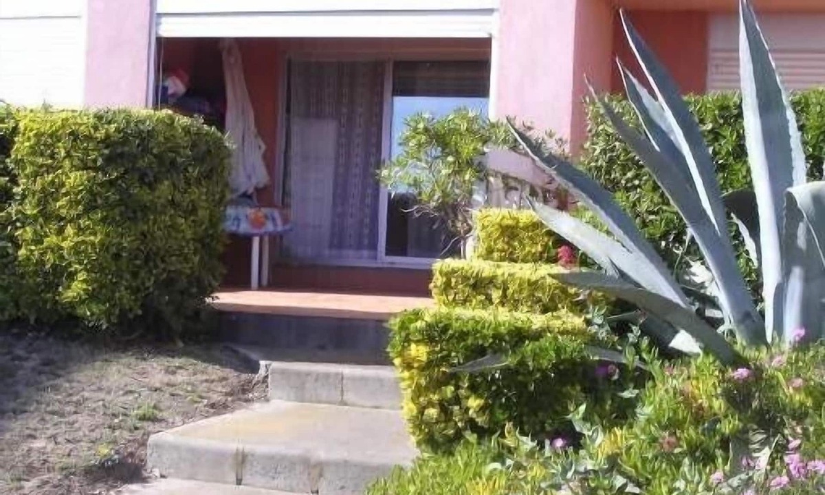 Saint-Pierre-la-Mer Apartment | St Pierre la mer, Hauts d'Azur, T2 cabin sea view, pool, near sea and center.