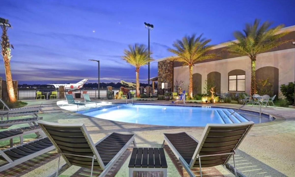 Saint Simons Island Hotel | St. Simons Island's Ideal Oasis: Free Parking Near Neptune Park, Pool, BBQ