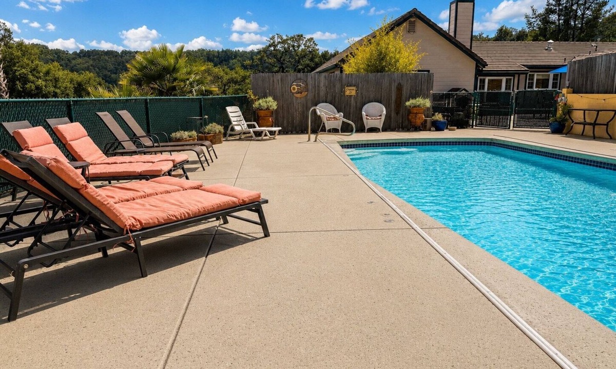 Templeton House | St. Stephens Adventure-Pool, EV, Starlink & Pets!