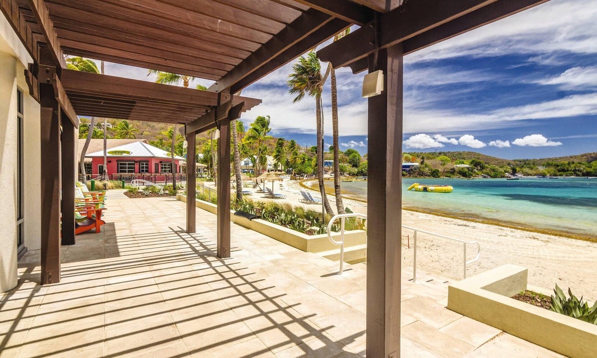 Frydendal Condo | St. Thomas! King Bed Studio - Pool, Kitchenette, Private Balcony and Beach, WiFi