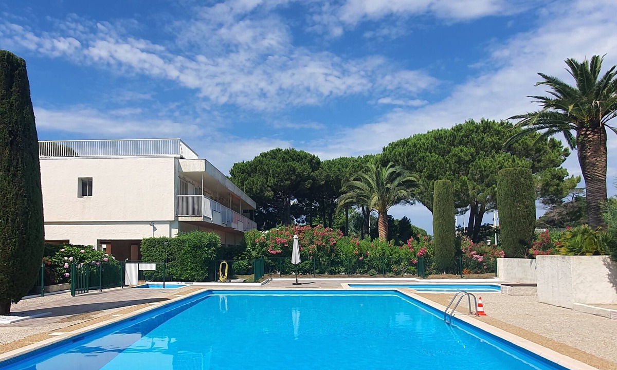Saint-Tropez Apartment | St Tropez Unique crashpad with pool, private garden, sleeps 4 - 1 bed apartment.