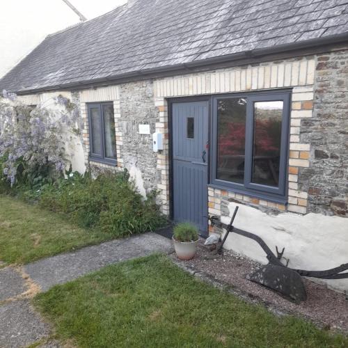 Black Torrington Apartment | Stable Cottage, Cosy Devon Retreat for Couples or Small Families with Indoor heated Pool, Tennis Court, Direct Access to the Tarka Trail for cycling