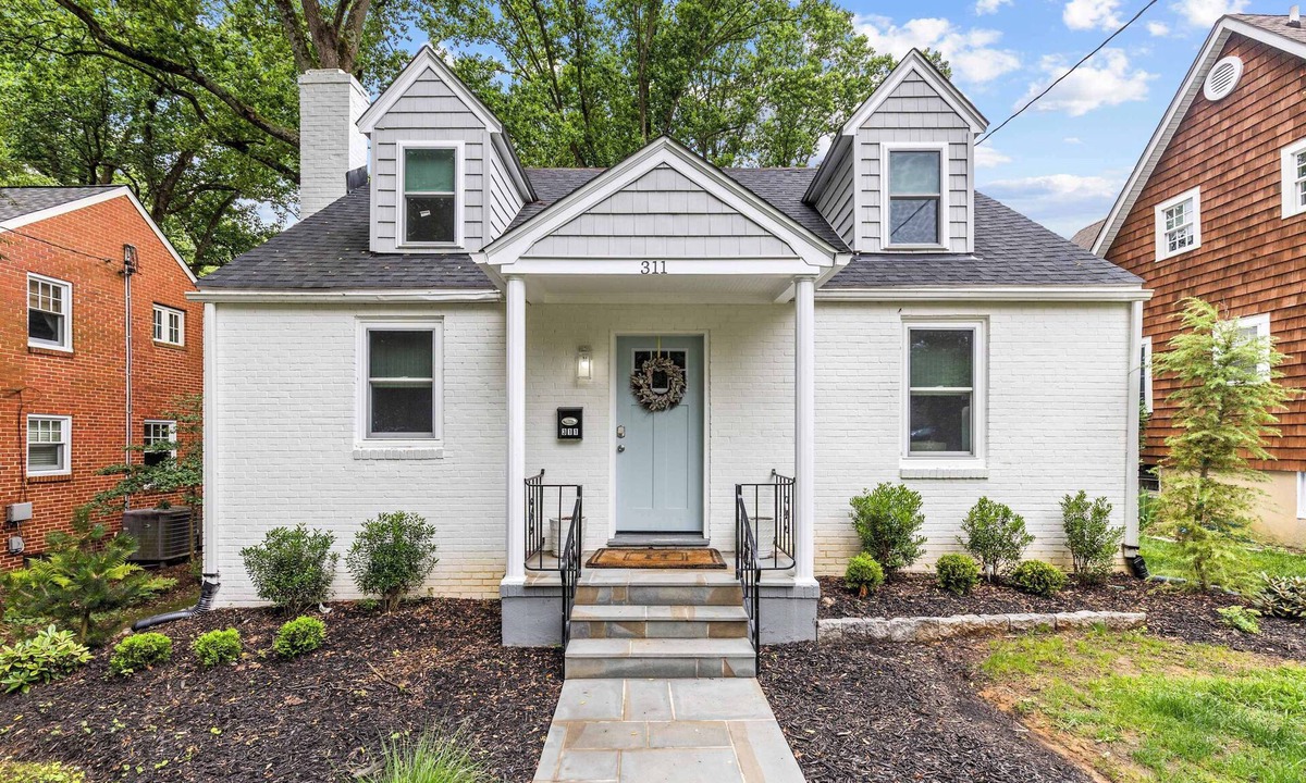 Wardour House | Stadium-Side Annapolis | Chef Kitchen | Sleeps 10