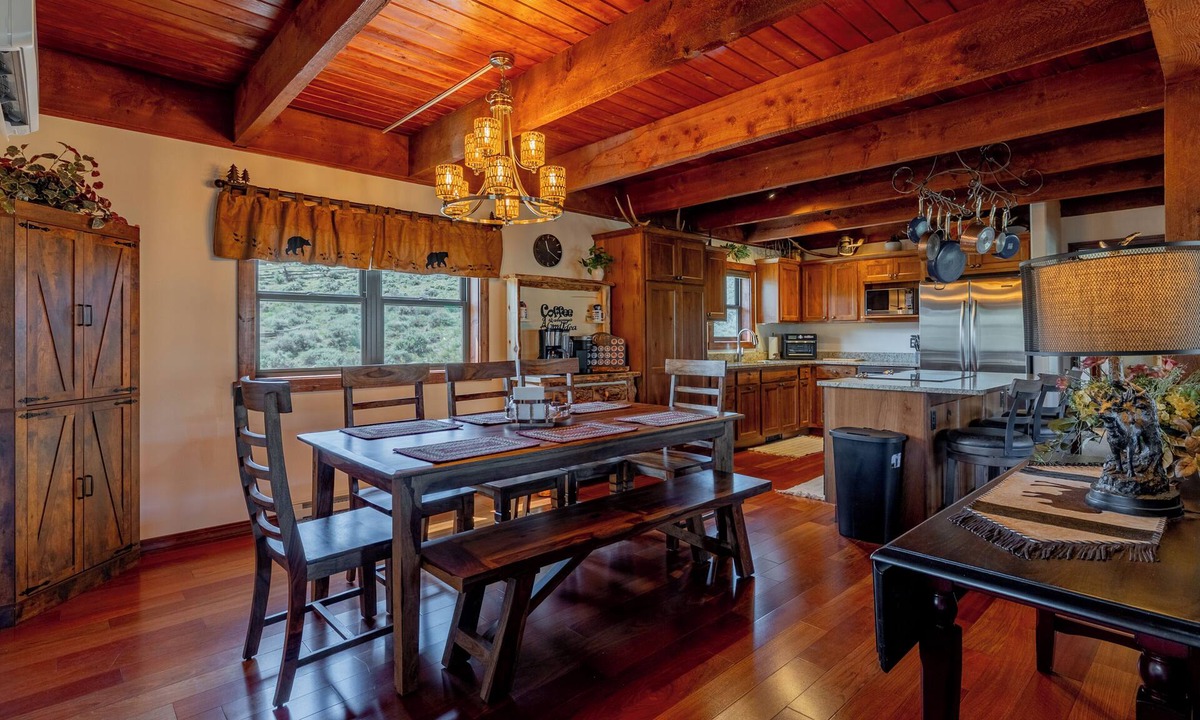Cody House | Stagecoach Ridge- 4 BR/3 BA home ideally located between Cody and Yellowstone