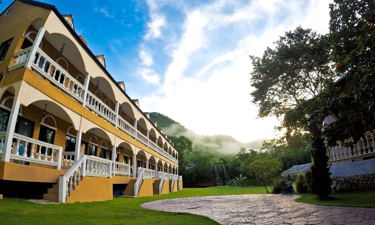 Suan Phueng Hotel | Stamp Hills Resort & Restaurant