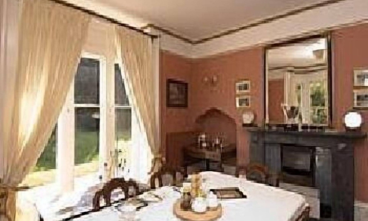 Burcombe House | Standard Double Private Bathroom Peach Room at Burcombe Manor