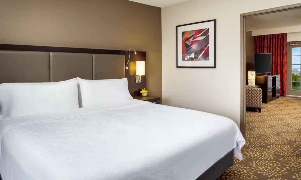 Camelback East Hotel | Standard King Room at Holiday Inn Phoenix Airport North - Outdoor Lounge & Pool