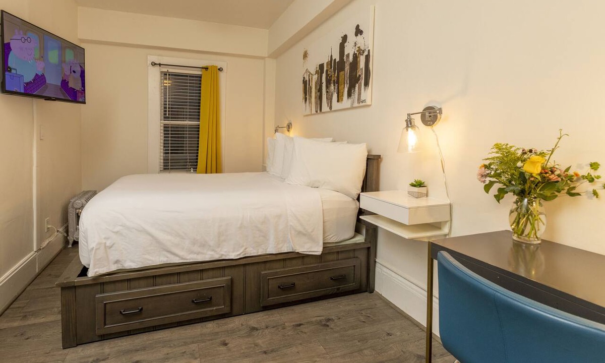 Civic Center Hotel | Standard Queen Room with Ensuite Bathroom
