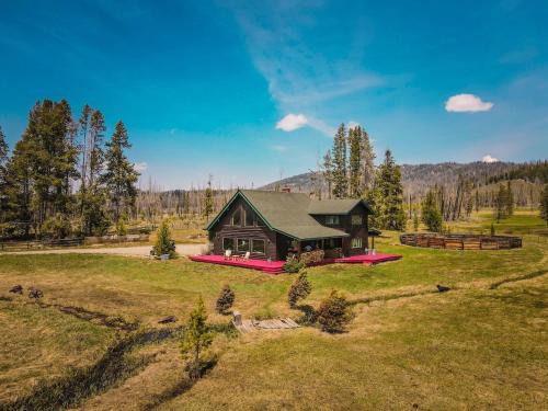 Stanley House | Stanley Spacious Home with Panoramic Views