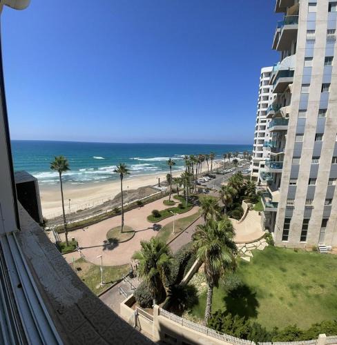 Bat Yam Apartment | Star
