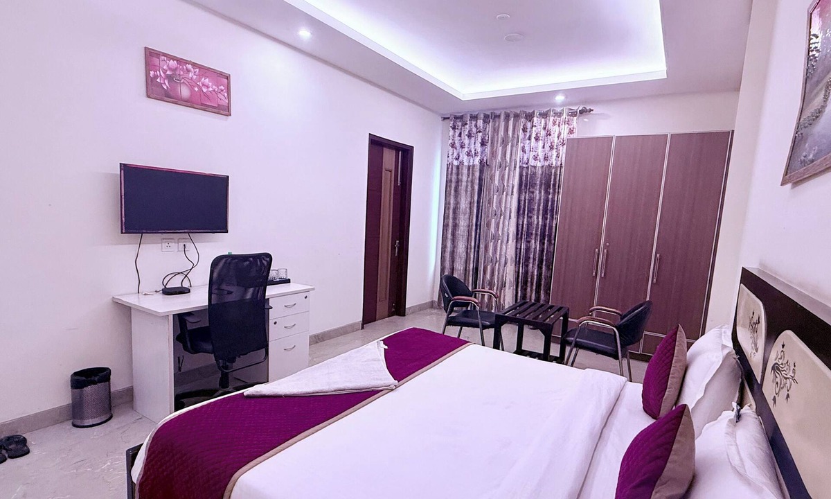 DLF City Hotel | STAR INN