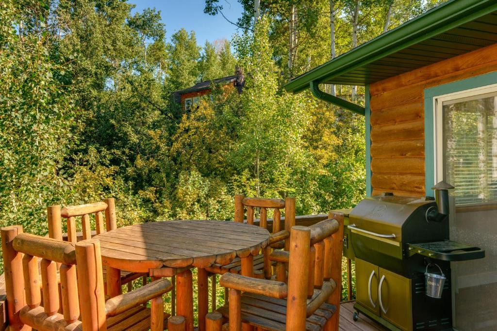 Star Valley Ranch House | Star Valley Ranch Cabin Rental w/Private Hot Tub!