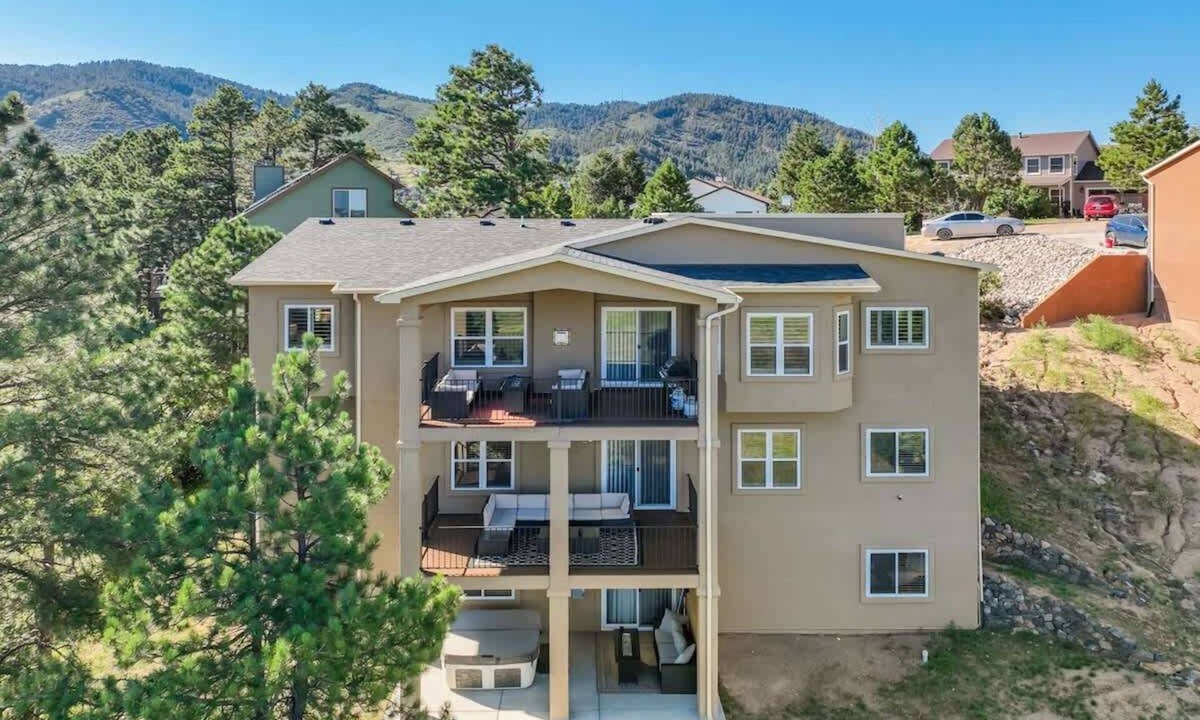 Palmer Lake Villa | Stargazer Paradise! Hot Tub, Gym & Man Cave