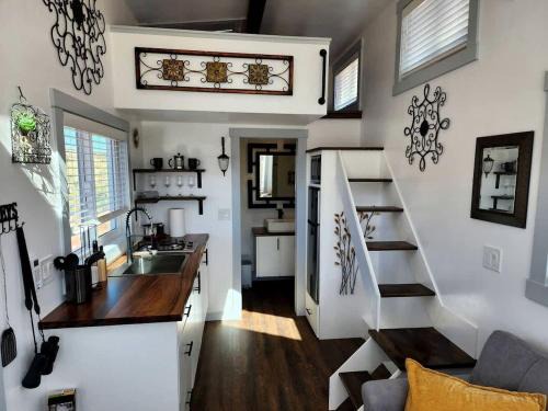 Apple Valley House | Stargazing Tiny Home with Private Deck & Hot Tub near Zion National Park, Apple Valley, Utah