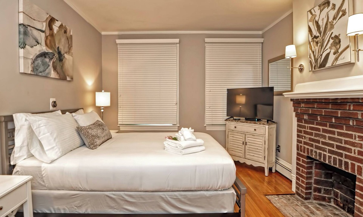 Boston Apartment | Stately on Cedar - Luxe 2-bedroom Beacon Hill apartment with AC, WiFi near MGH
