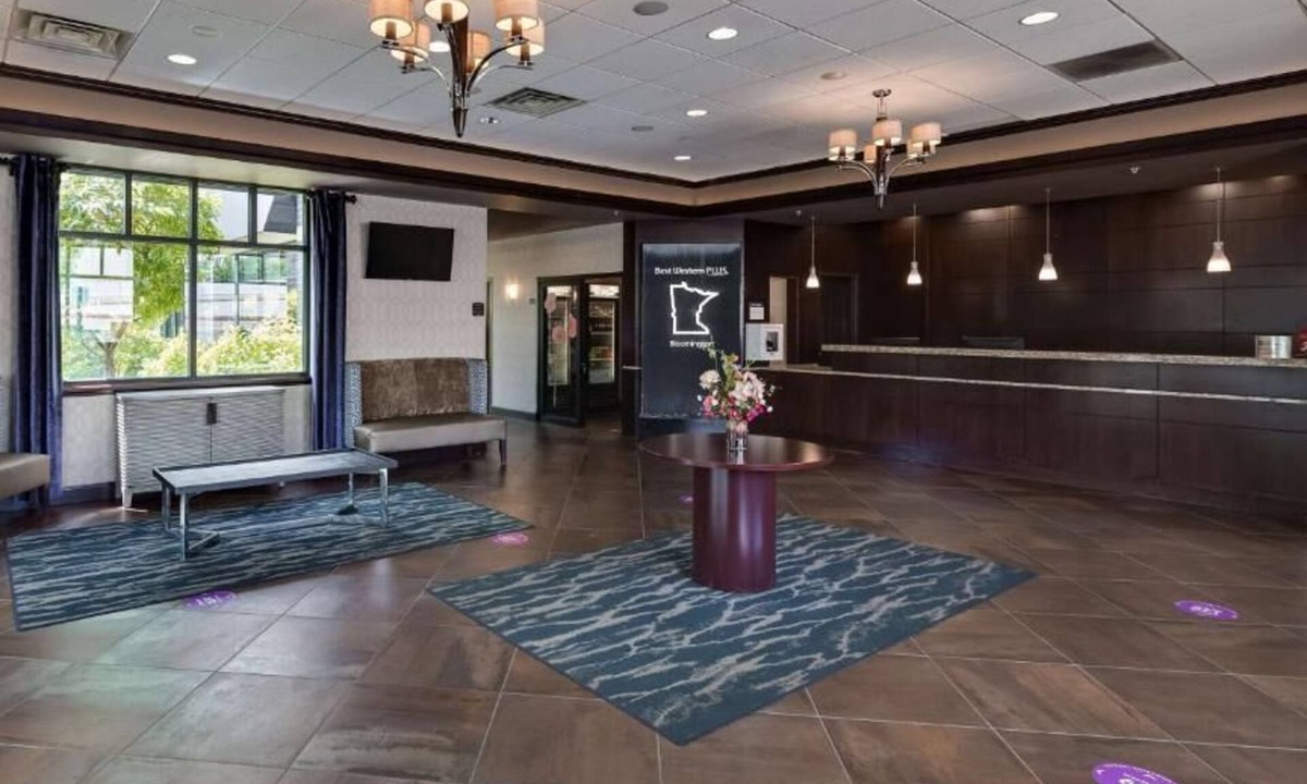 South Loop House | Stay Across from The Mall of America: Water Park, Indoor Pool and Free Breakfast