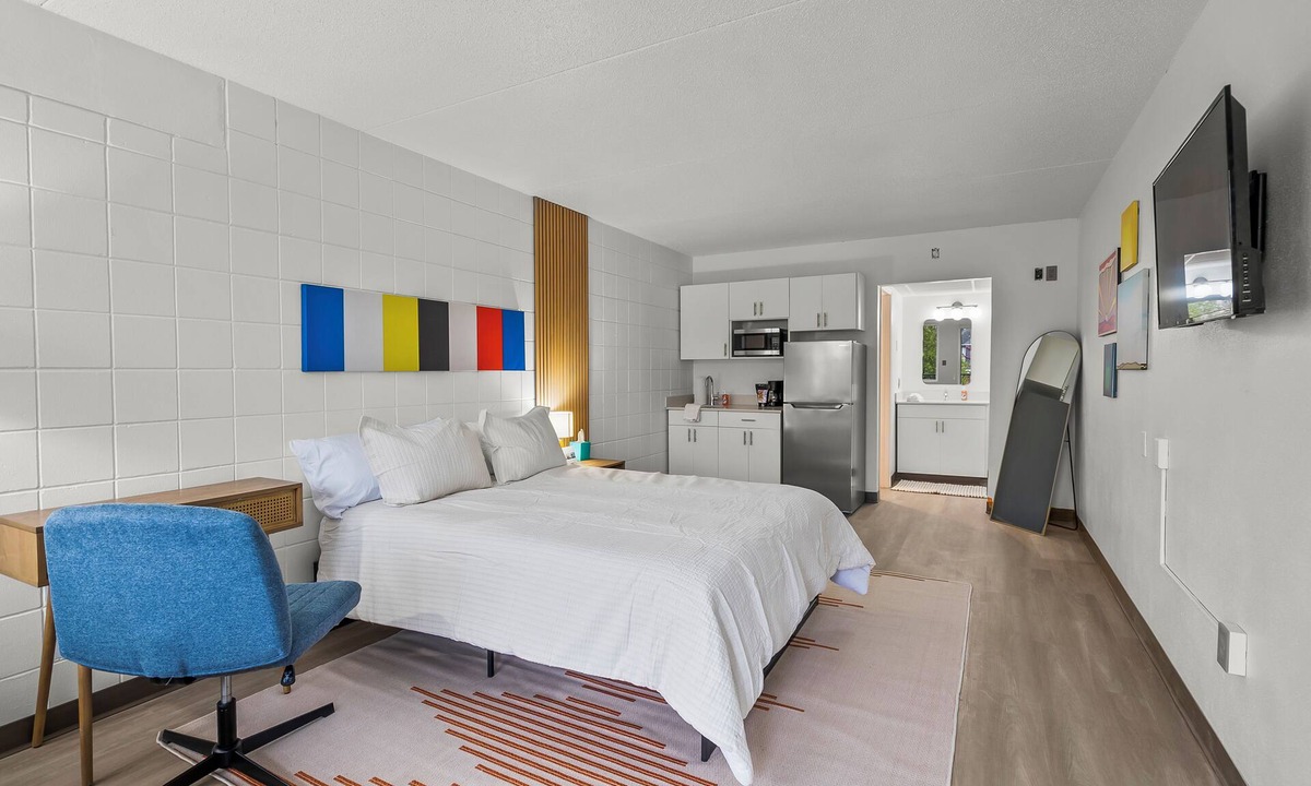 Cedar Falls Apartment | Stay Downtown, Free Gated Parking, Renovated Studio! 524