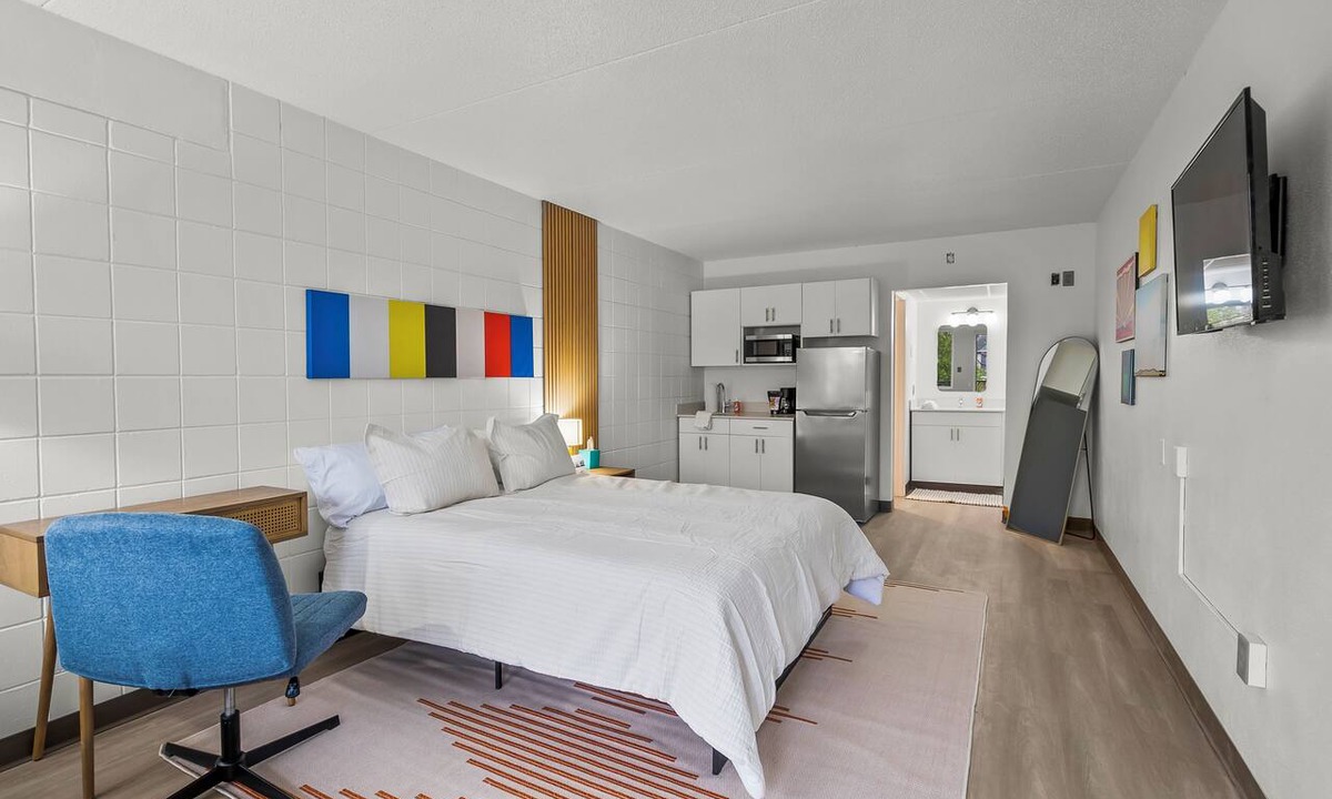 Cedar Falls Apartment | Stay Downtown, Free Gated Parking, Renovated Studio! 525