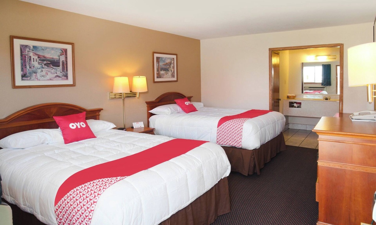 Guymon Hotel | Stay in 2 Comfortable Rooms – Perfect for Couples & Sightseeing!