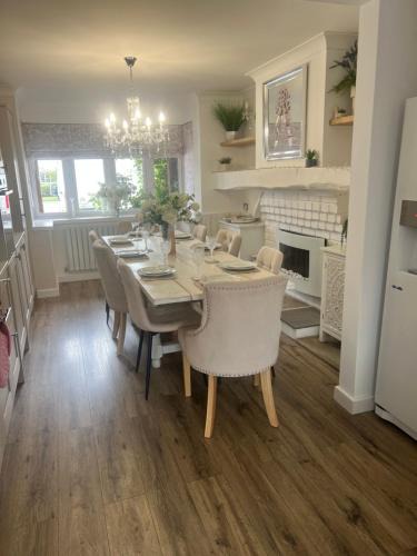 Solihull Apartment | Stay solihull 5 mins to NEC and AIRPORT SLEEPS 6 contractor friendly 3 bathrooms driveway parking 3